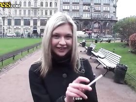 Смазливая сучка в чулках совокупляется с двумя незнакомцами