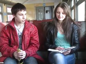 Молодой брюнетке Юле понравилось совокупляться сразу с двумя пацанами