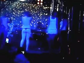 Русские студентки раздеваются в ночном клубе за деньги