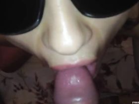 Сучка в солнцезащитных очках полирует пенис мужа в домашних условиях