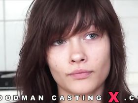 Симпатичная русская девушка пришла на кастинг Пьера Вудмана