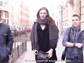 Раскрепощенная молодая сучка согласилась на секс с незнакомцами