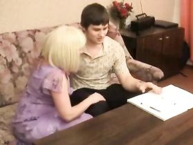 Зрелая блондинка с большими дойками насаживается на пенис более молодого любовника