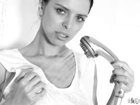 Сексуальная милфа намочила майку под душем и через неё стала просвечивать грудь